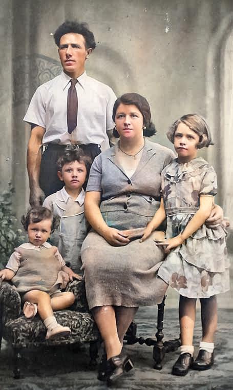 Jeanine, Antoine et Edda entourent mes parents (colorisée)
